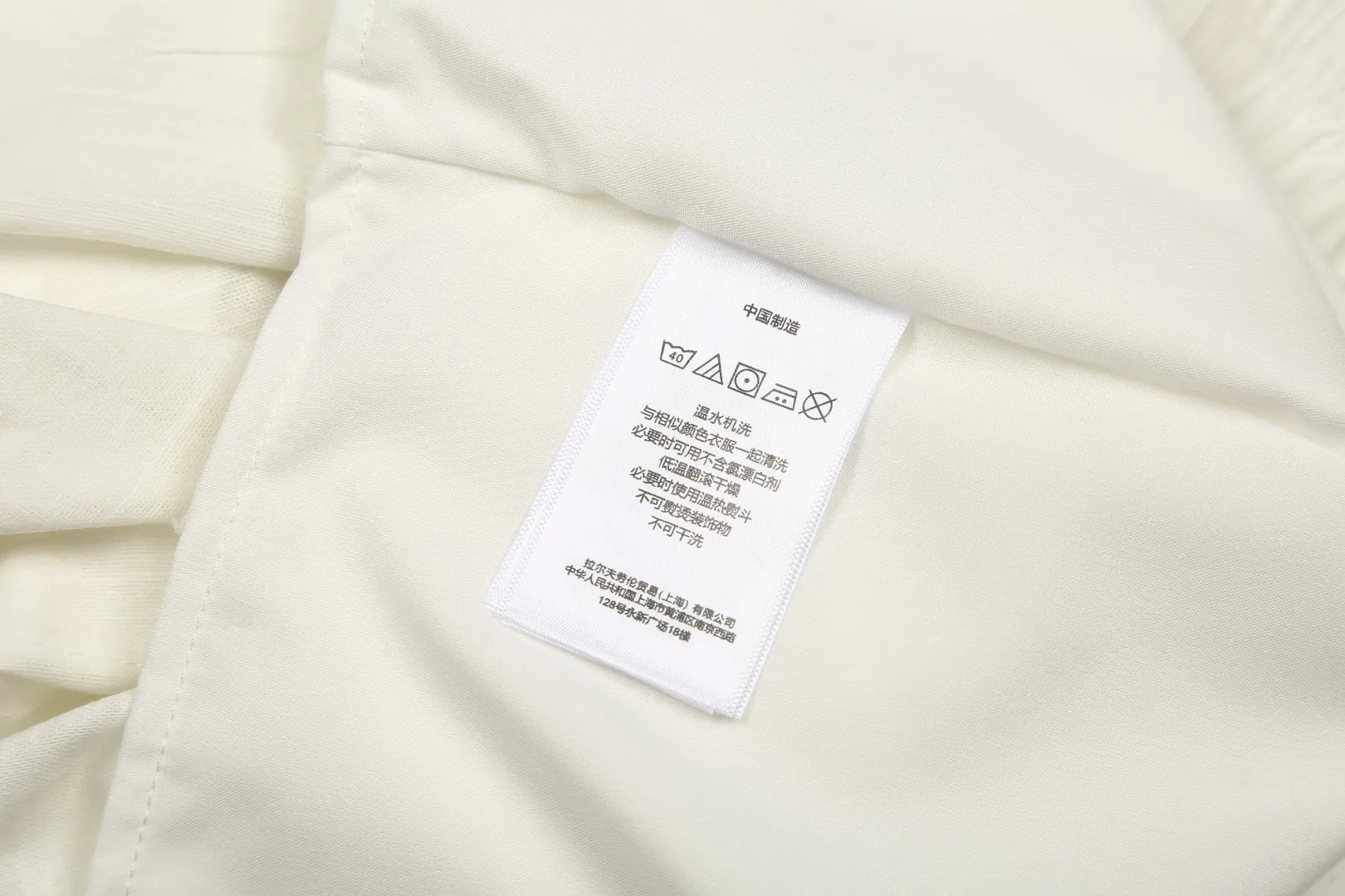 P210 White background picture [High-end quality] Style number: 25052# Color: Navy blue/off-white/light khaki/ice blue/dark khaki Size: S to XL - Ralph Lauren/Ralph Lauren 25SS Summer hot item high-quality lazy old money style linen couple style five-point shorts - originality restoration 105% cotton blended bamboo linen on the face Super soft nylon elastic in the same color ✅ - 100% restored workmanship Short five-point version, double-layered inside and outside to prevent exposure, double stitching to cover the independent waistband ✅ - Professional washing before the car, the texture of the fabric is tight and soft ✅ - RL/Ralph Lauren linen shorts are simply a summer savior. The linen material allows every pore to breathe freely, say goodbye to sticky heat. Walking on the road, the wind blows, and the heat all over the body is instantly smoothed away. The bamboo texture is natural and unique, simple and pure texture, full of laziness and old money style.